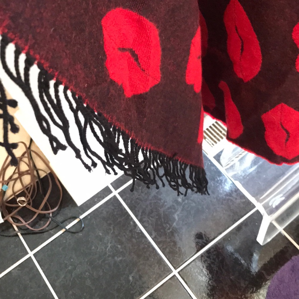 Victoria Secrets Colossal scarf/wrap - Picture 8 of 8